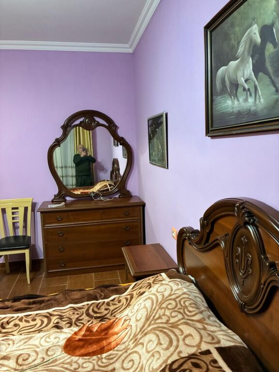 Jepet me qira 1+1 – 21 Dhjetori, Rruga Frosina Plaku  Apartament 1+1, 71 m², kati i parë banim në pallat me 2 ashensorë. 📍 Vendndodhje e mirë dhe e aksesueshme.  💶 Qira: 500 €/muaj ❗ Administrimi, dritat dhe uji paguhen veçmas.