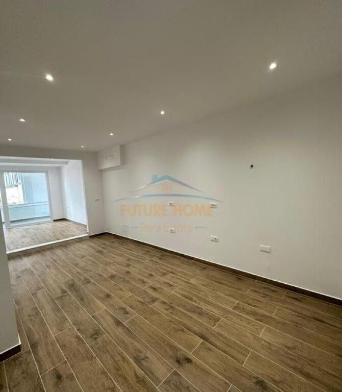 Qera, Ambient biznesi per zyra, Stacioni i Trenit, Tirane.