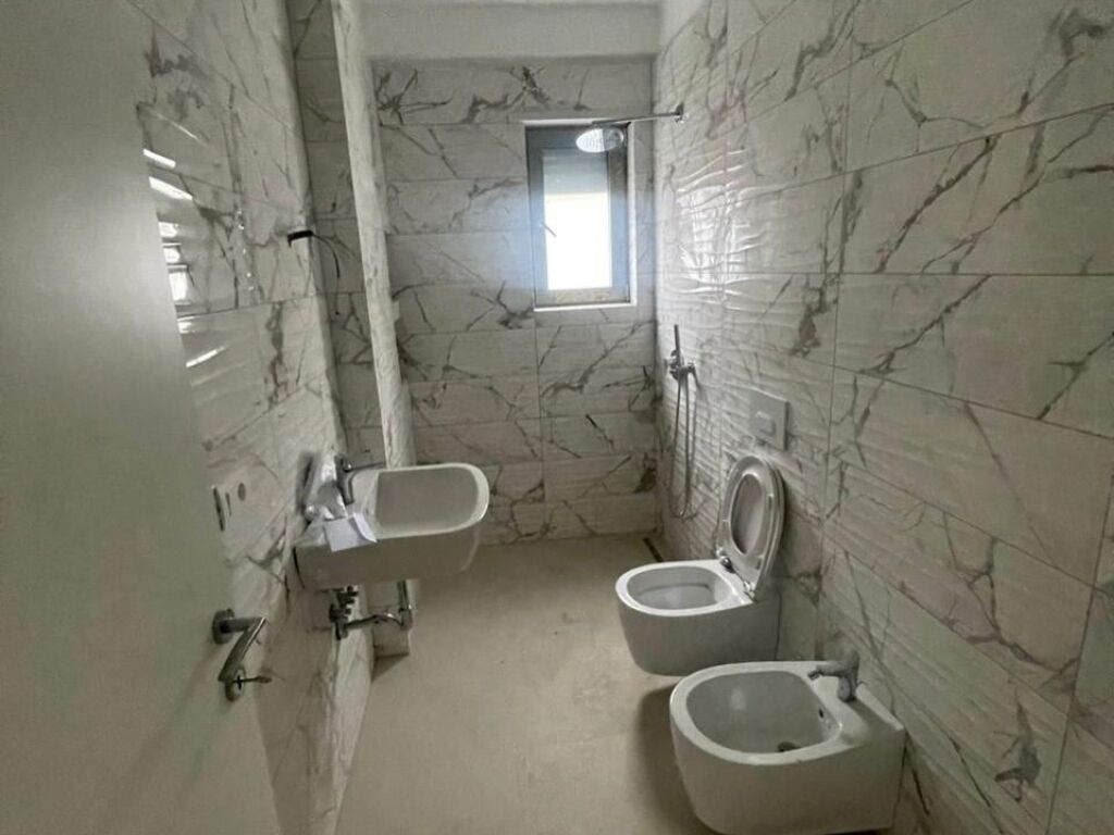 APARTAMENT 1+1 NË SHITJE - SHKOLLA E KUQE / PAZARI RI