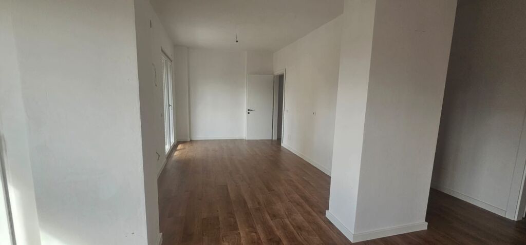 Apartament 3+1+2 per shitje, Pazari i Ri