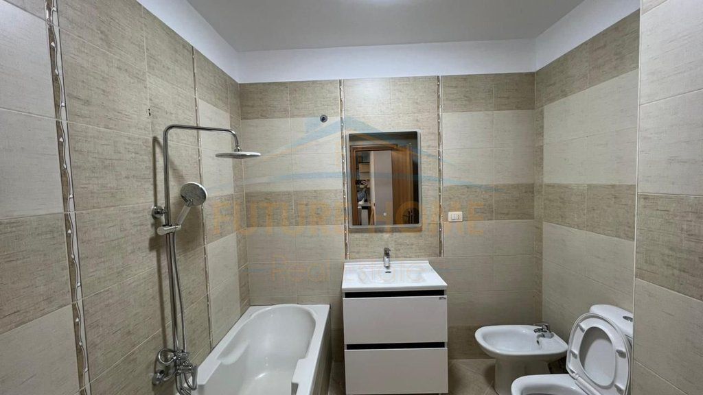 Shitet, Apartament 2+1+2, Stacioni i Trenit, Tiranë