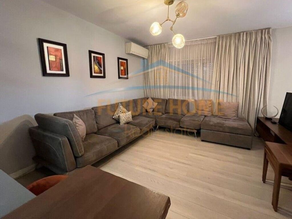 Shitet, Apartament 2+1+2, ish Parku i Autobuzave,Tiranë