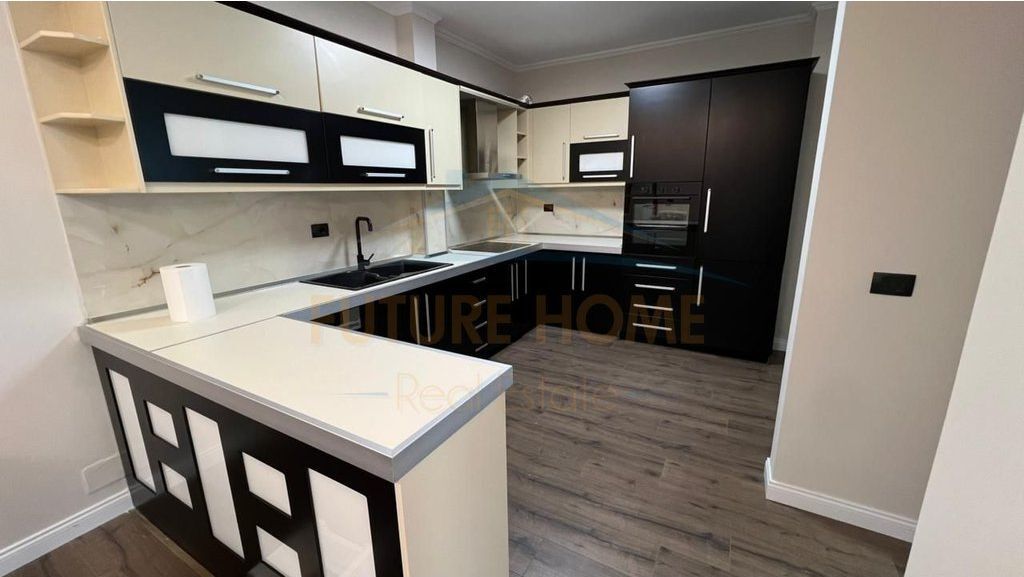 Shitet apartament 2+1+2 Stacioni i Trenit