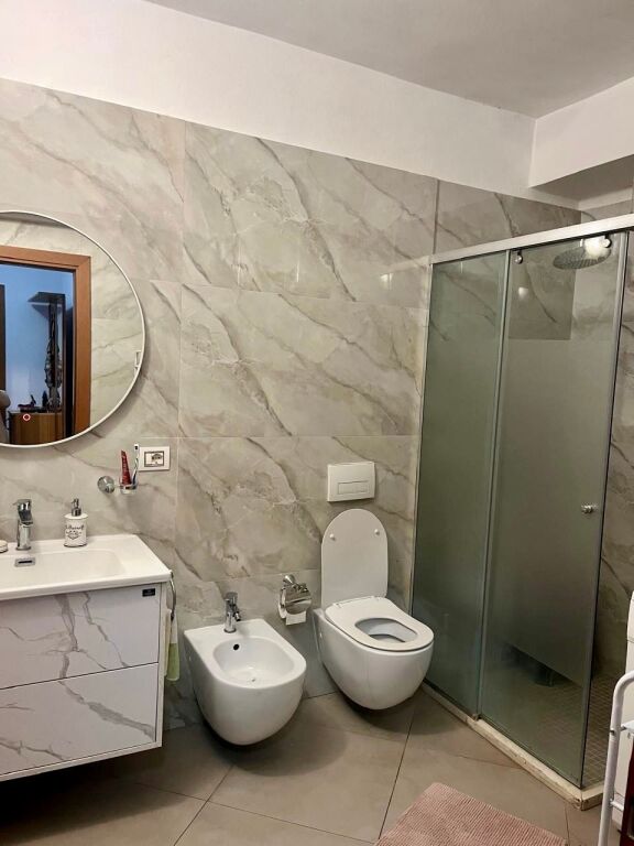 📣 QERA Apartament 2+1 Me 2 Tualete 📍Rruga e "Kavajes", Prane Kishes ✨