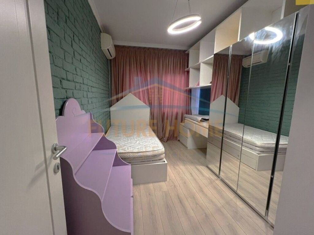 Shitet, Apartament 2+1+2, ish Parku i Autobuzave,Tiranë