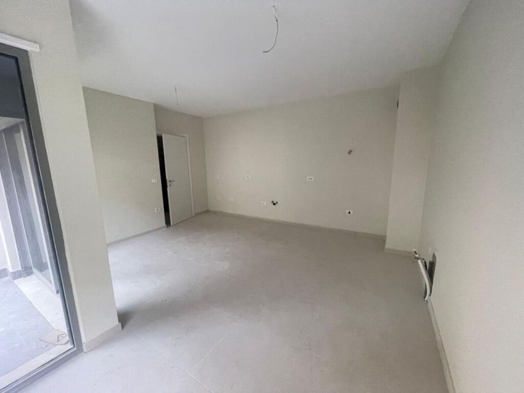 APARTAMENT 1+1 NË SHITJE - SHKOLLA E KUQE / PAZARI RI