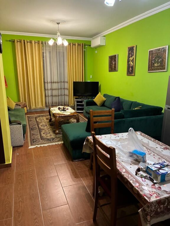 Jepet me qira 1+1 – 21 Dhjetori, Rruga Frosina Plaku  Apartament 1+1, 71 m², kati i parë banim në pallat me 2 ashensorë. 📍 Vendndodhje e mirë dhe e aksesueshme.  💶 Qira: 500 €/muaj ❗ Administrimi, dritat dhe uji paguhen veçmas.