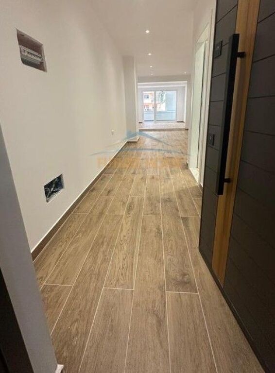 Qera, Ambient biznesi per zyra, Stacioni i Trenit, Tirane.