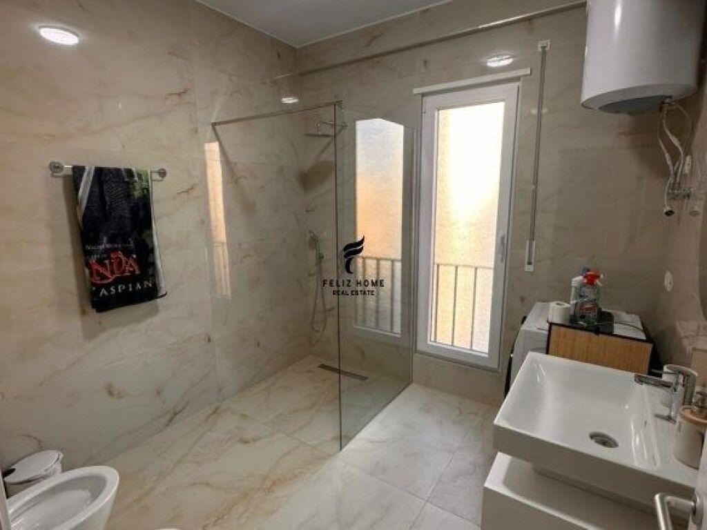 APARTAMENT ME QERA 2+1+2 PAZARI I RI 1.000 EURO FH-67779