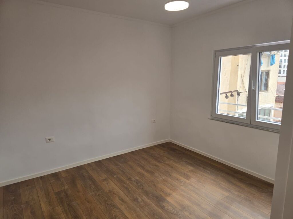 Shitet apartament 1+1 prane Shkolles se Kuqe