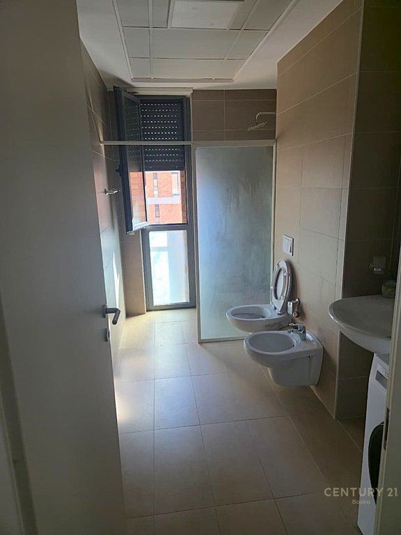 Affittasi appartamento moderno 2+1+2 nella residenza Fiori di Bosko, al terzo piano di un palazzo di qualità.