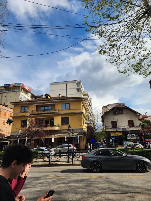 🤩Shitet : 2+1+2🚾 &amp; Ballkon Gjigand!! 📍( Myslym Shyri - Mulliri Vjetër/Rr. Islam Alla) 400m nga Sheshi Skëndërbe 122m², Kati 4, Orientim Lindje, Çmimi 297.000€ ✨️