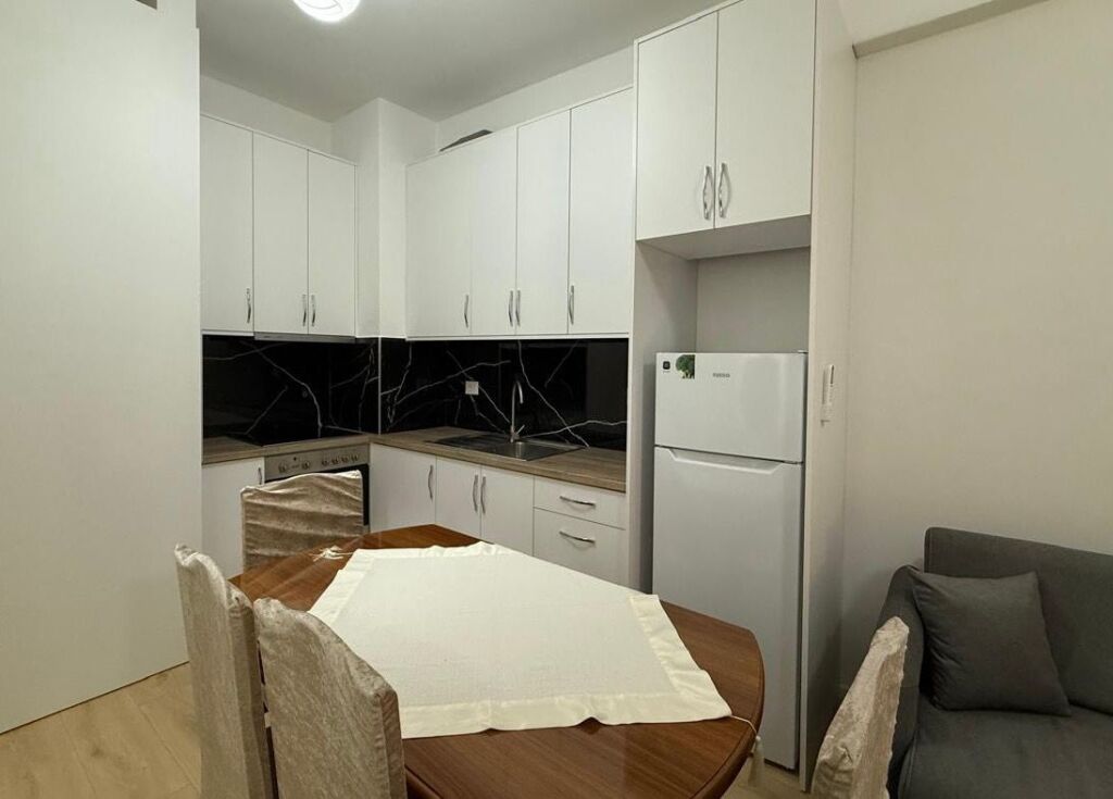 🏡 Apartament 1+1 me qira – Kadiu, Ali Demi 📍 • Sipërfaqe: 65 m² • Kati: 5 banim • Tipologjia: 1+1 ✨ Apartament i përshtatshëm për çift ose individë, në një zonë të qetë dhe me akses të mirë në qytet. 💰 Çmimi: 40,000 Lek / muaj 📞 Na kontaktoni për më shumë informacion ose për një vizitë!