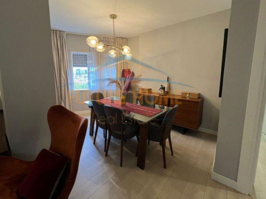 Shitet, Apartament 2+1+2, ish Parku i Autobuzave,Tiranë