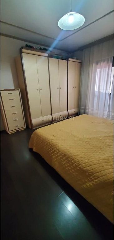 Shitet apartament 3+1+2 në zonën e Selitës, tek Rruga “Rrapo Hekali”.