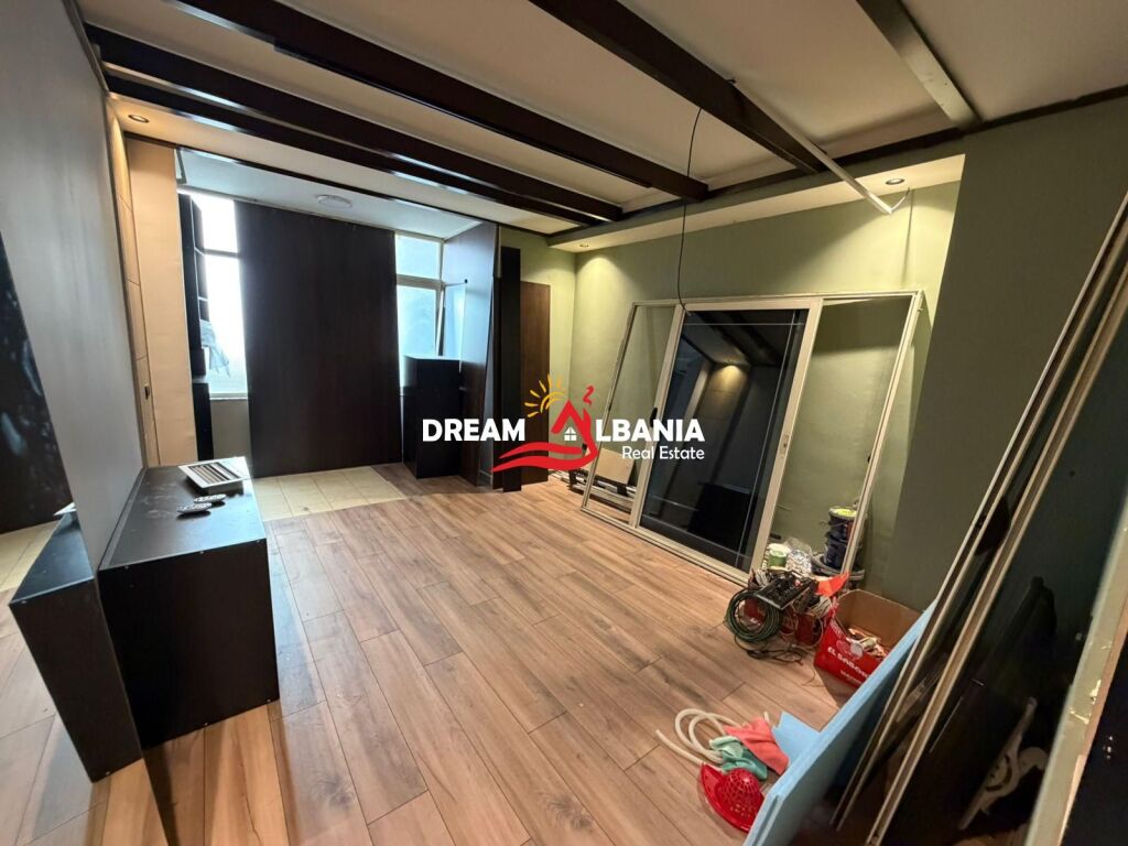 Jepet me qera ambient biznesi dyqan tek Liqeni i Thate, rruga Eduart Mano (ID 42711020)