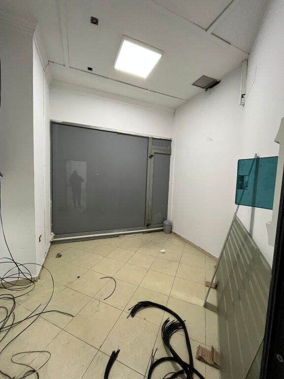 Jepet me Qira Ambient për Zyra / Klinika – Rruga e Kavajës