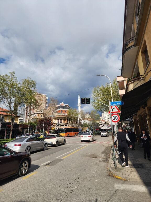 🤩Shitet : 2+1+2🚾 &amp; Ballkon Gjigand!! 📍( Myslym Shyri - Mulliri Vjetër/Rr. Islam Alla) 400m nga Sheshi Skëndërbe 122m², Kati 4, Orientim Lindje, Çmimi 297.000€ ✨️