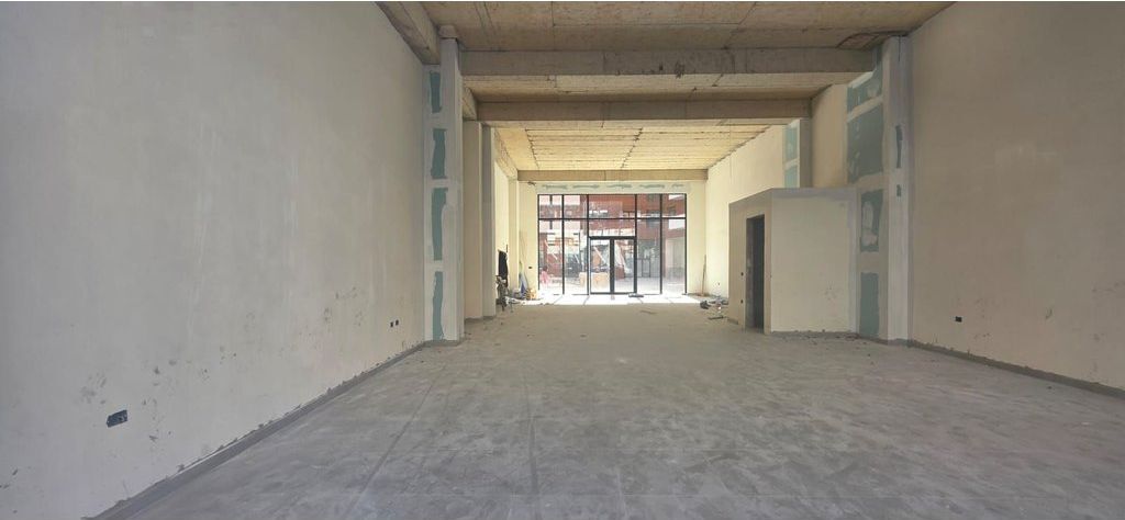 Si affitta unità commerciale ad Astir, al piano 0, con accesso diretto dalla strada.