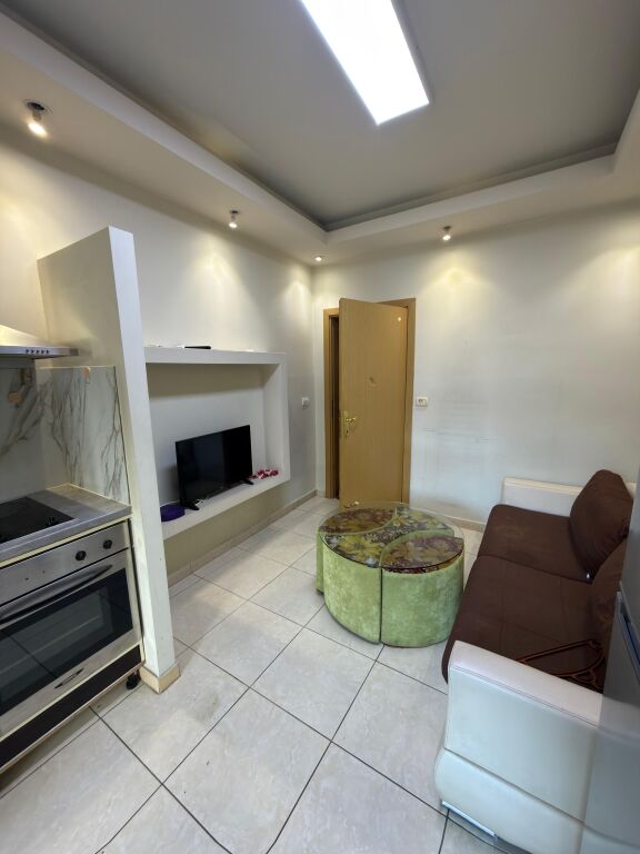 Jepet me qera apartament 1+1 tek Ish Parku (përballë Square 21)
