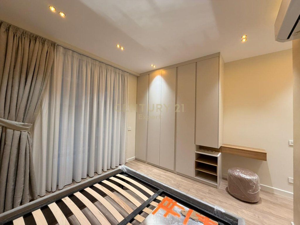 Affittasi appartamento 2+1+2 con posto auto presso Golden Tower, in Via Mine Peza, Tirana