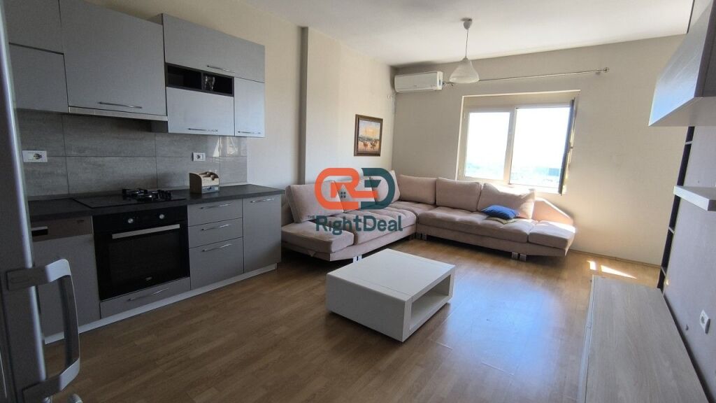 Ne Fresk, Shitet Apartament 2+1 Me Pamje Te Lire !!!