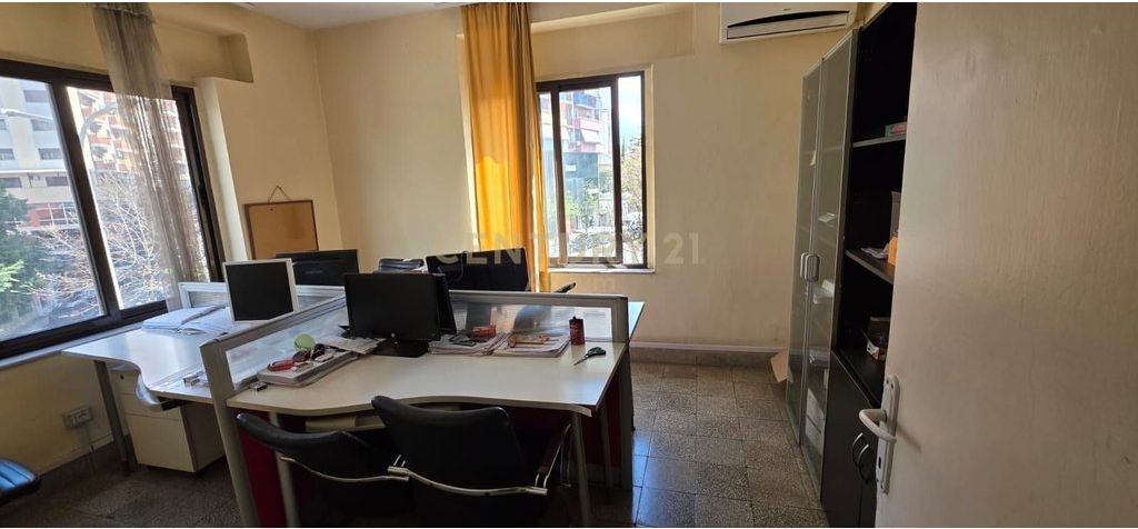 AMBIENT PER ZYRA ME QERA TEK RRUGA E ELBASANIT