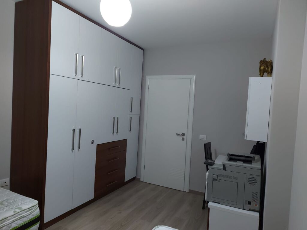 Shitet Apartament 2+1+2 tek Rruga 5 Maji – Pallatet Areela
