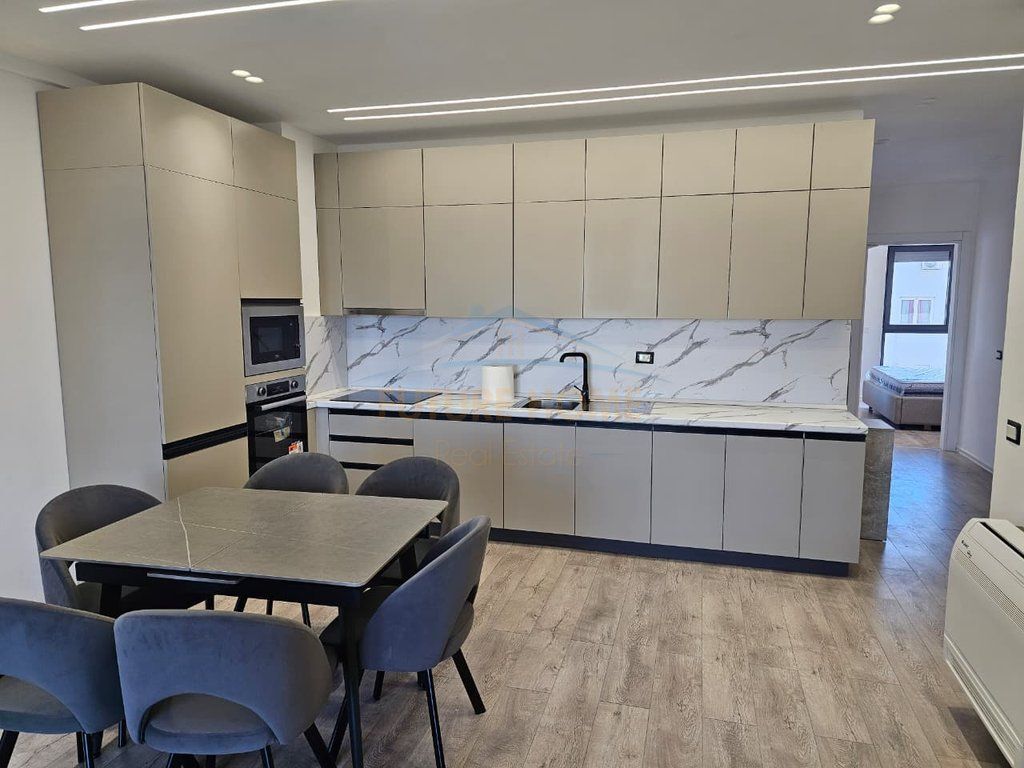 Shitet, Apartament 2+1+2 , Kompleksi Ndregjoni, Jordan Misja.