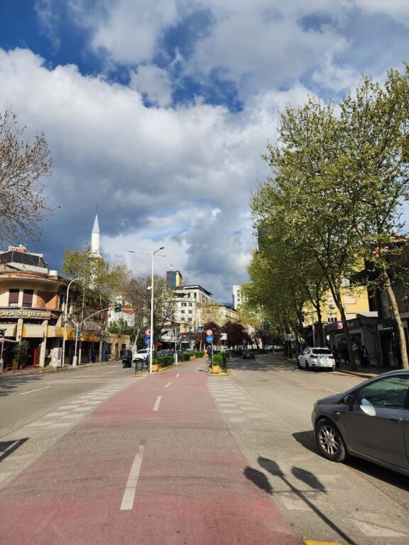 🤩Shitet : 2+1+2🚾 &amp; Ballkon Gjigand!! 📍( Myslym Shyri - Mulliri Vjetër/Rr. Islam Alla) 400m nga Sheshi Skëndërbe 122m², Kati 4, Orientim Lindje, Çmimi 297.000€ ✨️