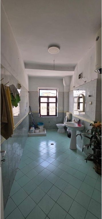 AMBIENT PER ZYRA ME QERA TEK RRUGA E ELBASANIT