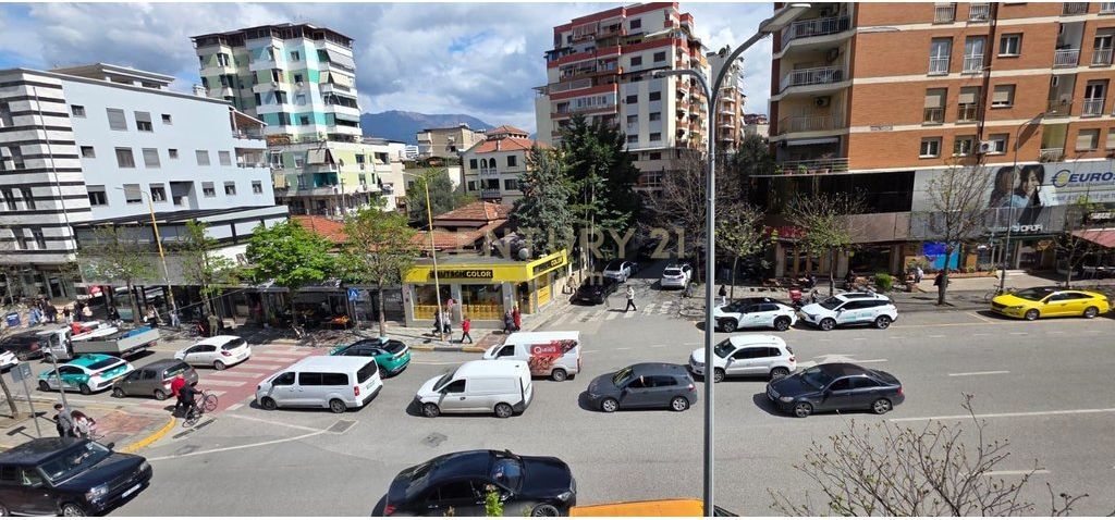 AMBIENT PER ZYRA ME QERA TEK RRUGA E ELBASANIT