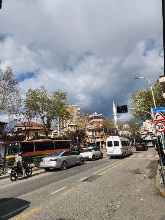 🤩Shitet : 2+1+2🚾 &amp; Ballkon Gjigand!! 📍( Myslym Shyri - Mulliri Vjetër/Rr. Islam Alla) 400m nga Sheshi Skëndërbe 122m², Kati 4, Orientim Lindje, Çmimi 297.000€ ✨️