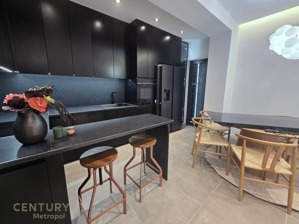 Affittiamo appartamento moderno 3+1+2 alla Residenza Kodra e Diellit!