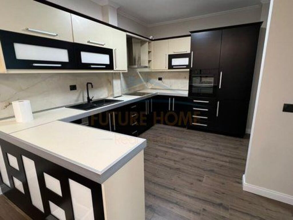 Shitet, Apartament 2+1+2, Stacioni i Trenit, Tiranë