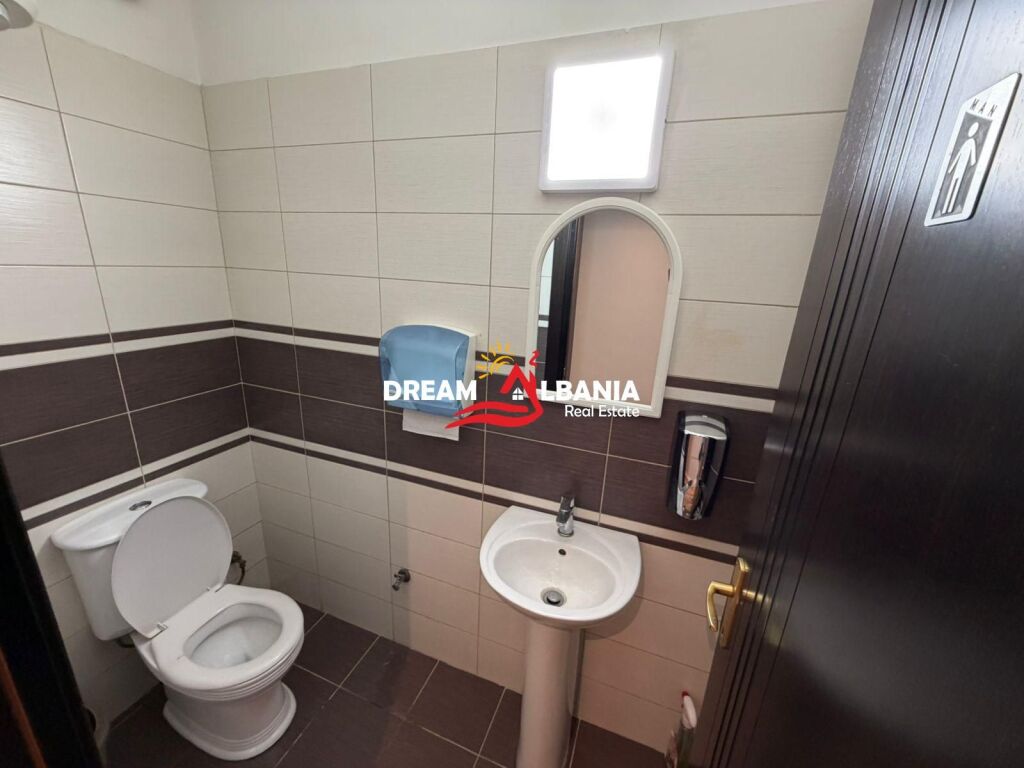 Jepet me qera ambient biznesi dyqan tek Liqeni i Thate, rruga Eduart Mano (ID 42711020)