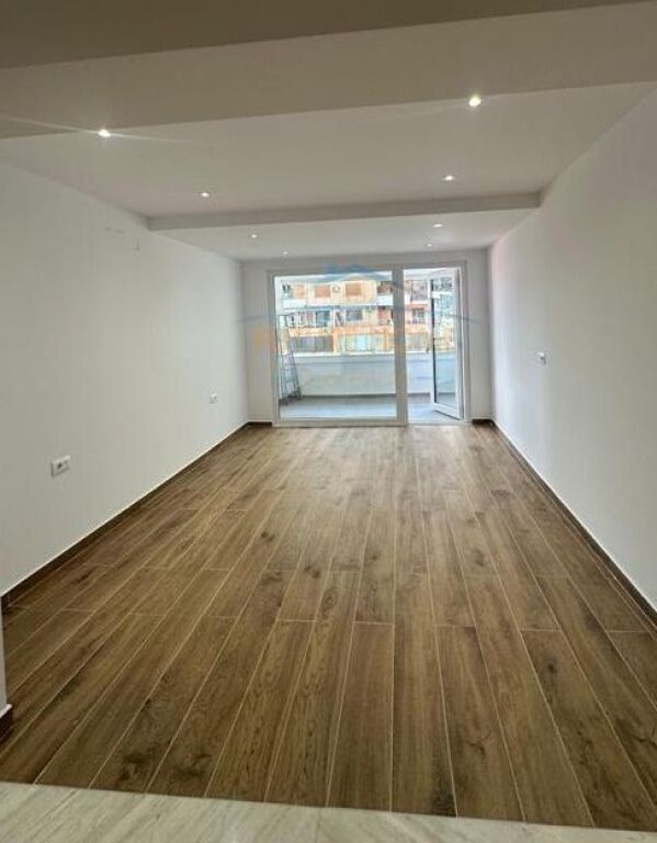 Qera, Ambient biznesi per zyra, Stacioni i Trenit, Tirane.