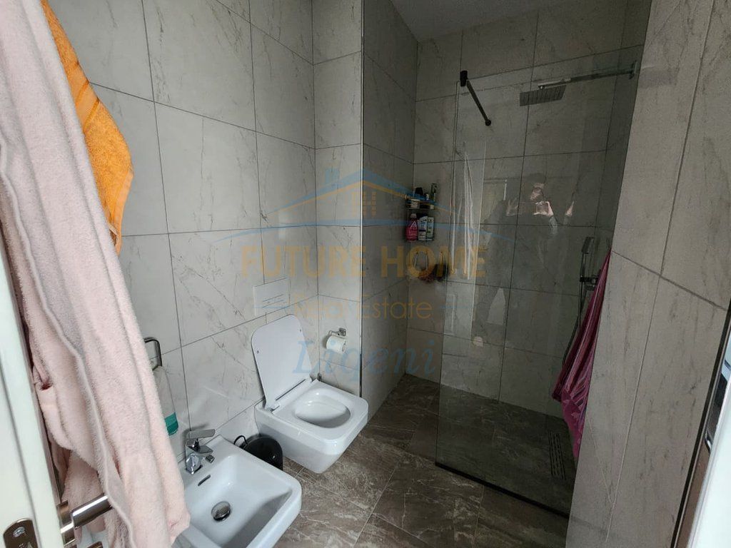Shitet, Apartament 2+1+Post Parkimi, Liqeni i Thate, Tiranë