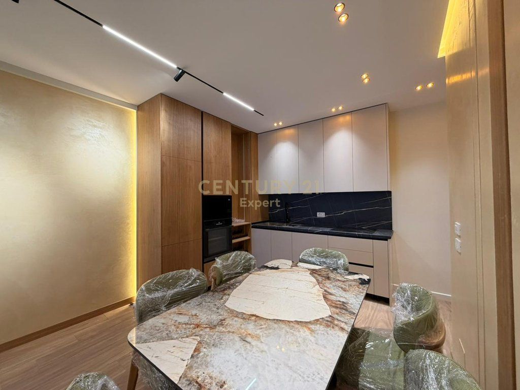 Affittasi appartamento 2+1+2 con posto auto presso Golden Tower, in Via Mine Peza, Tirana