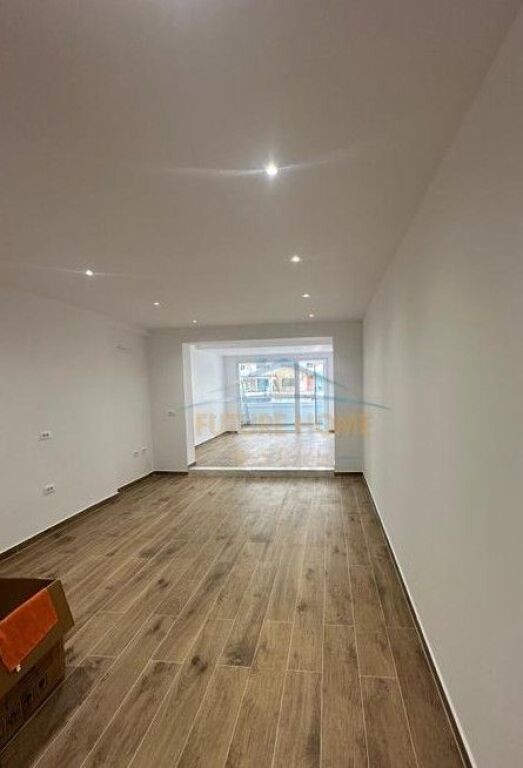 Qera, Ambient biznesi per zyra, Stacioni i Trenit, Tirane.