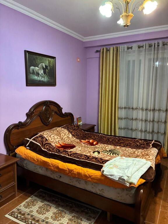 Jepet me qira 1+1 – 21 Dhjetori, Rruga Frosina Plaku  Apartament 1+1, 71 m², kati i parë banim në pallat me 2 ashensorë. 📍 Vendndodhje e mirë dhe e aksesueshme.  💶 Qira: 500 €/muaj ❗ Administrimi, dritat dhe uji paguhen veçmas.