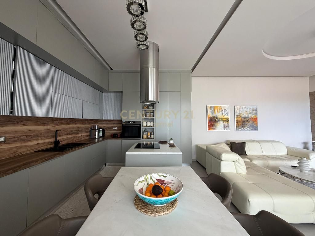 Shitet apartament 3+1 me parkim në Golden Park 3.