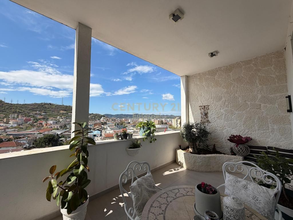 Shitet apartament 3+1 me parkim në Golden Park 3.