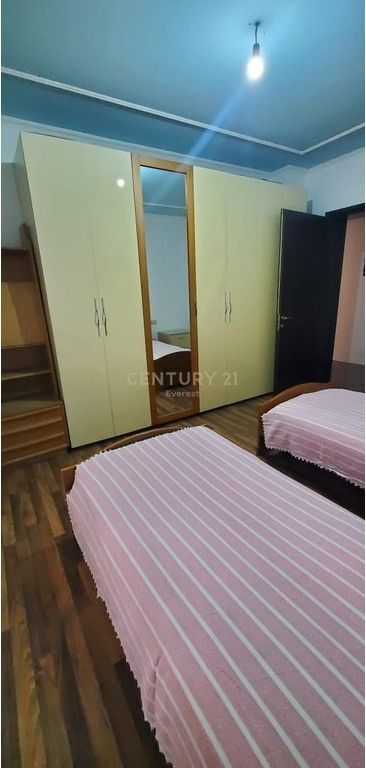 Shitet apartament 3+1+2 në zonën e Selitës, tek Rruga “Rrapo Hekali”.