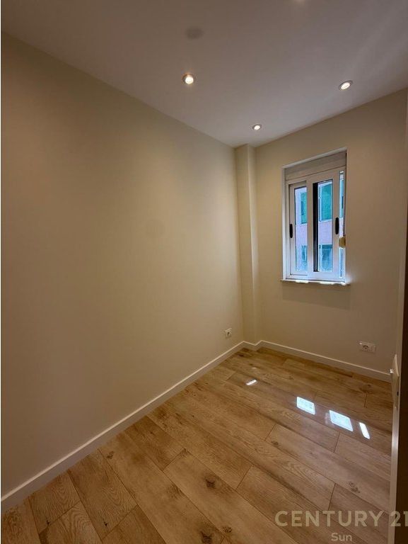 Apartament 3+1 Me Qira , Rruga Barrikadave