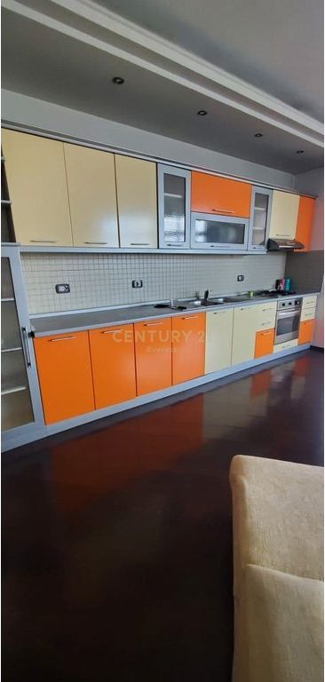 Shitet apartament 3+1+2 në zonën e Selitës, tek Rruga “Rrapo Hekali”.