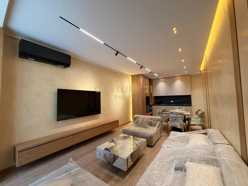 Affittasi appartamento 2+1+2 con posto auto presso Golden Tower, in Via Mine Peza, Tirana