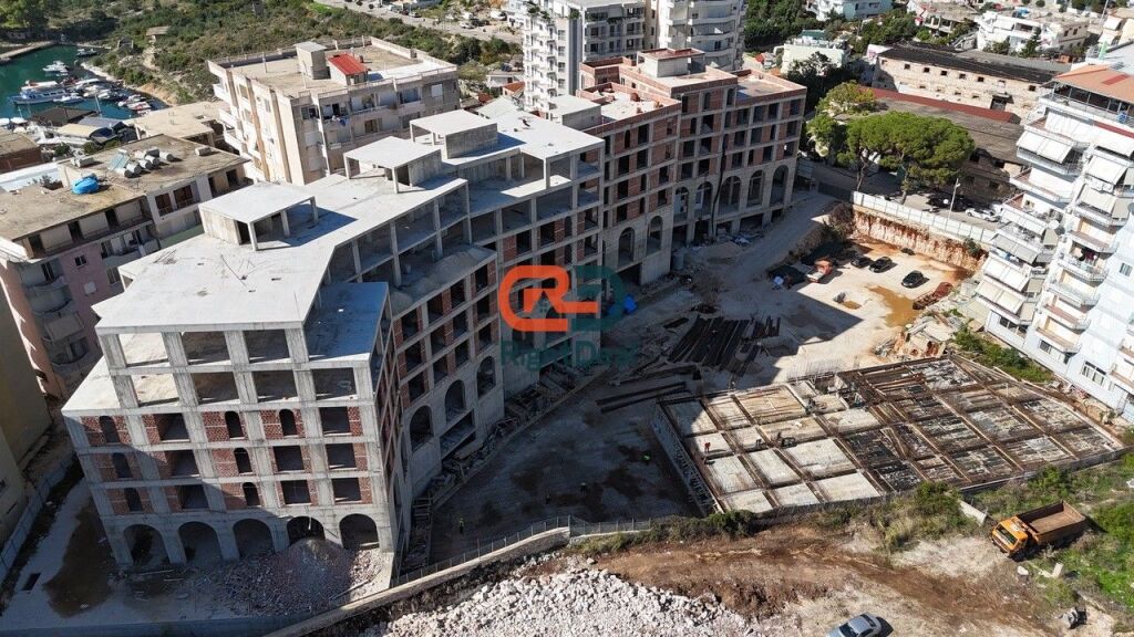 Tek Marina City, ne Sarande, Shitet Apartament 2+1 Me Planimetri Te Rregullt!!