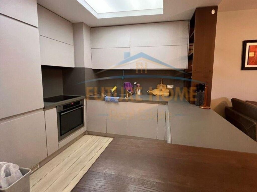 Shitet, Apartament 2+1+2, ish Parku i Autobuzave,Tiranë