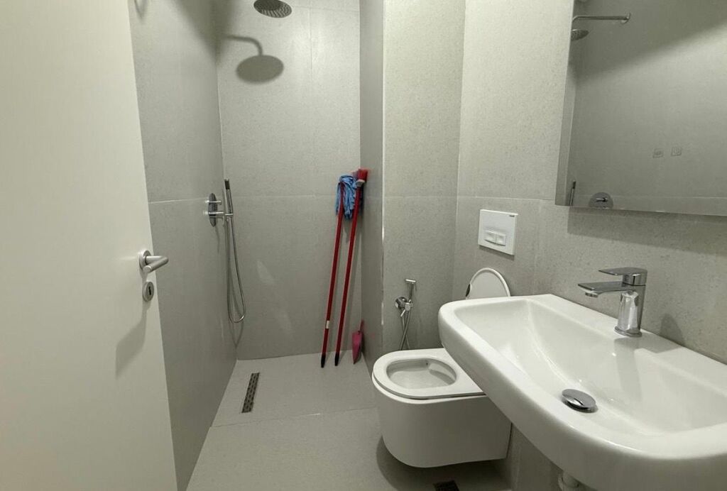 🏡 Apartament 1+1 me qira – Kadiu, Ali Demi 📍 • Sipërfaqe: 65 m² • Kati: 5 banim • Tipologjia: 1+1 ✨ Apartament i përshtatshëm për çift ose individë, në një zonë të qetë dhe me akses të mirë në qytet. 💰 Çmimi: 40,000 Lek / muaj 📞 Na kontaktoni për më shumë informacion ose për një vizitë!